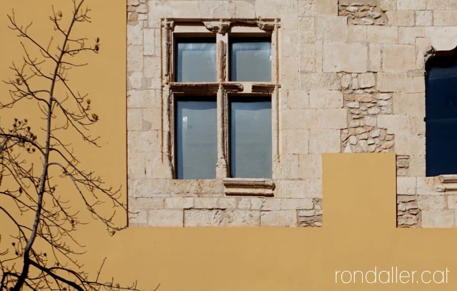 Detall d'una finestra a l'edifici que havia estat el castell de la Bisbal del Penedès.