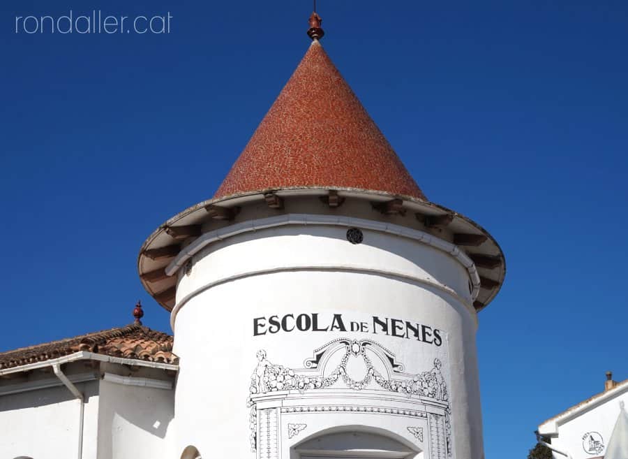 Detall d'una de les torres de l'escola de la Bisbal del Penedès.