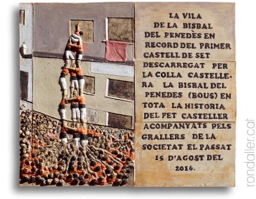 Plafó ceràmic al mur de "La Societat", recordant una fita castellera dels Bous.