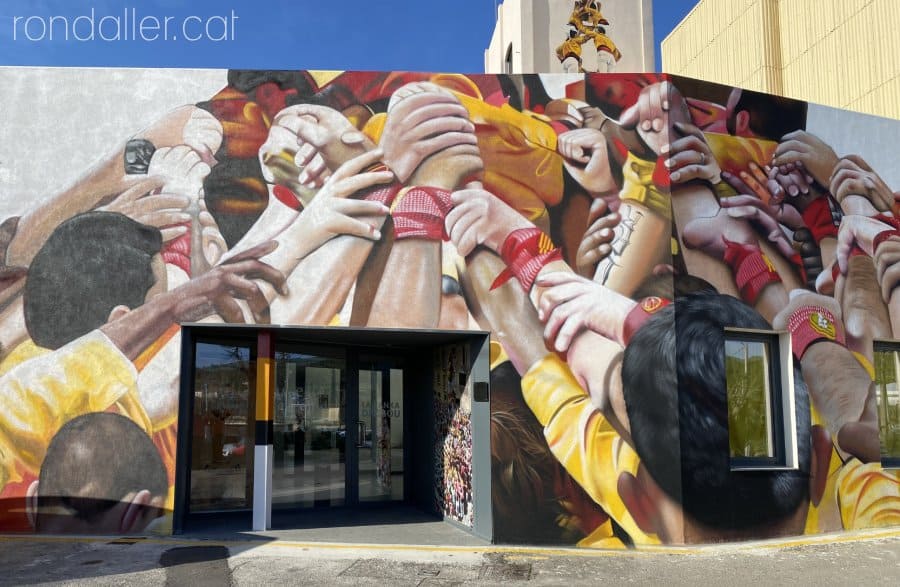 Mural pintat amb una escena castellera en un mur de la Bisbal del Penedès.