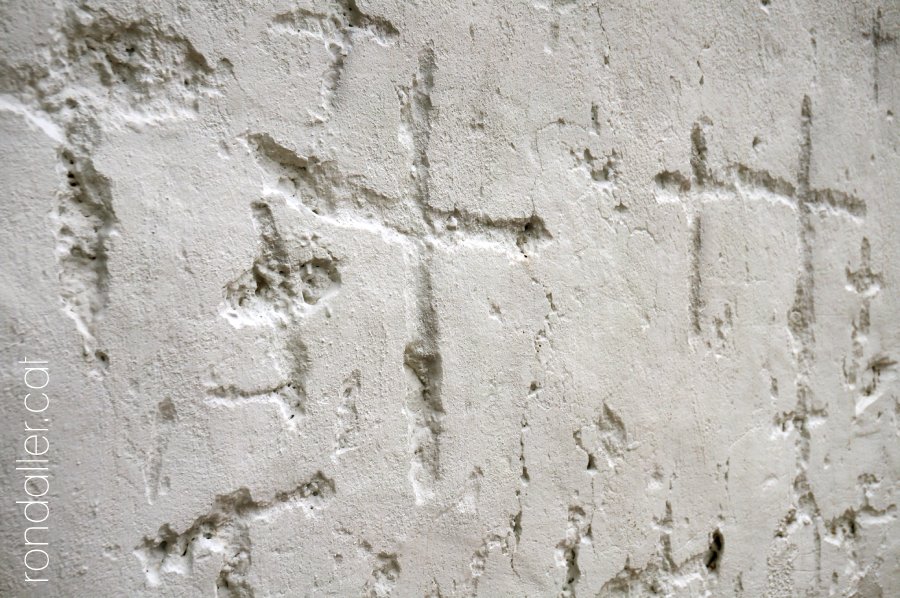 Creus gravades al mur del cementiri de Masarbonès.